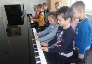 Dzieci grają na pianinie